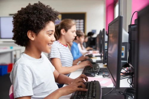 Leerling en leerkracht op school